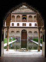 ※写真/アルハンブラ宮殿の池